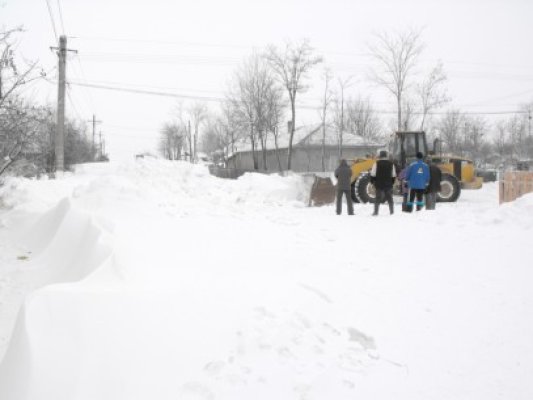 Utilajele Regiei de Drumuri Constanţa deszăpezesc în Vrancea